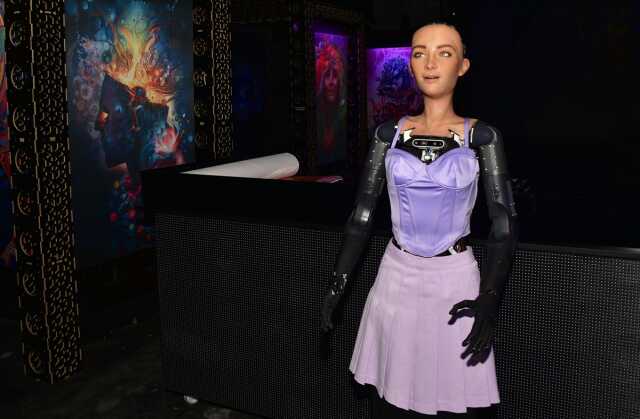 Suudi Arabistan'dan vatandaşlık alan robot Sophia Antalya'da tanıtıldı Suudi Arabistan'dan vatandaşlık alan robot Sophia Antalya'da tanıtıldı
