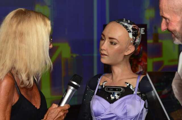 Suudi Arabistan'dan vatandaşlık alan robot Sophia Antalya'da tanıtıldı Suudi Arabistan'dan vatandaşlık alan robot Sophia Antalya'da tanıtıldı