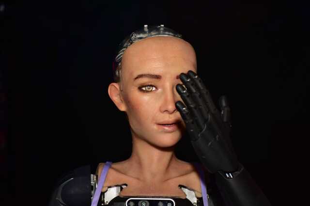Suudi Arabistan'dan vatandaşlık alan robot Sophia Antalya'da tanıtıldı Suudi Arabistan'dan vatandaşlık alan robot Sophia Antalya'da tanıtıldı