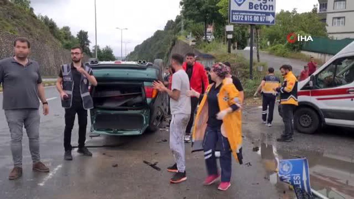 Telefona bakarken otomobili ile düz yolda takla attı: 2 yaralı