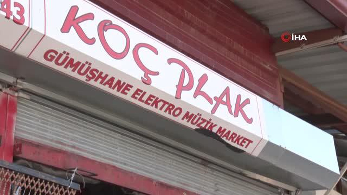 Yıllara ve teknolojiye meydan okuyarak 100 bin parça kaset biriktirdi