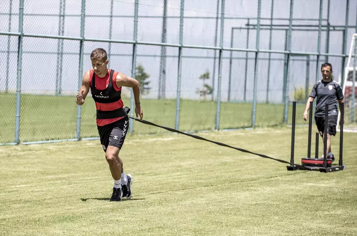 Yılport Samsunspor\'un yeni transferi Lubomir Satka, takımda kalıcı olmayı hedefliyor