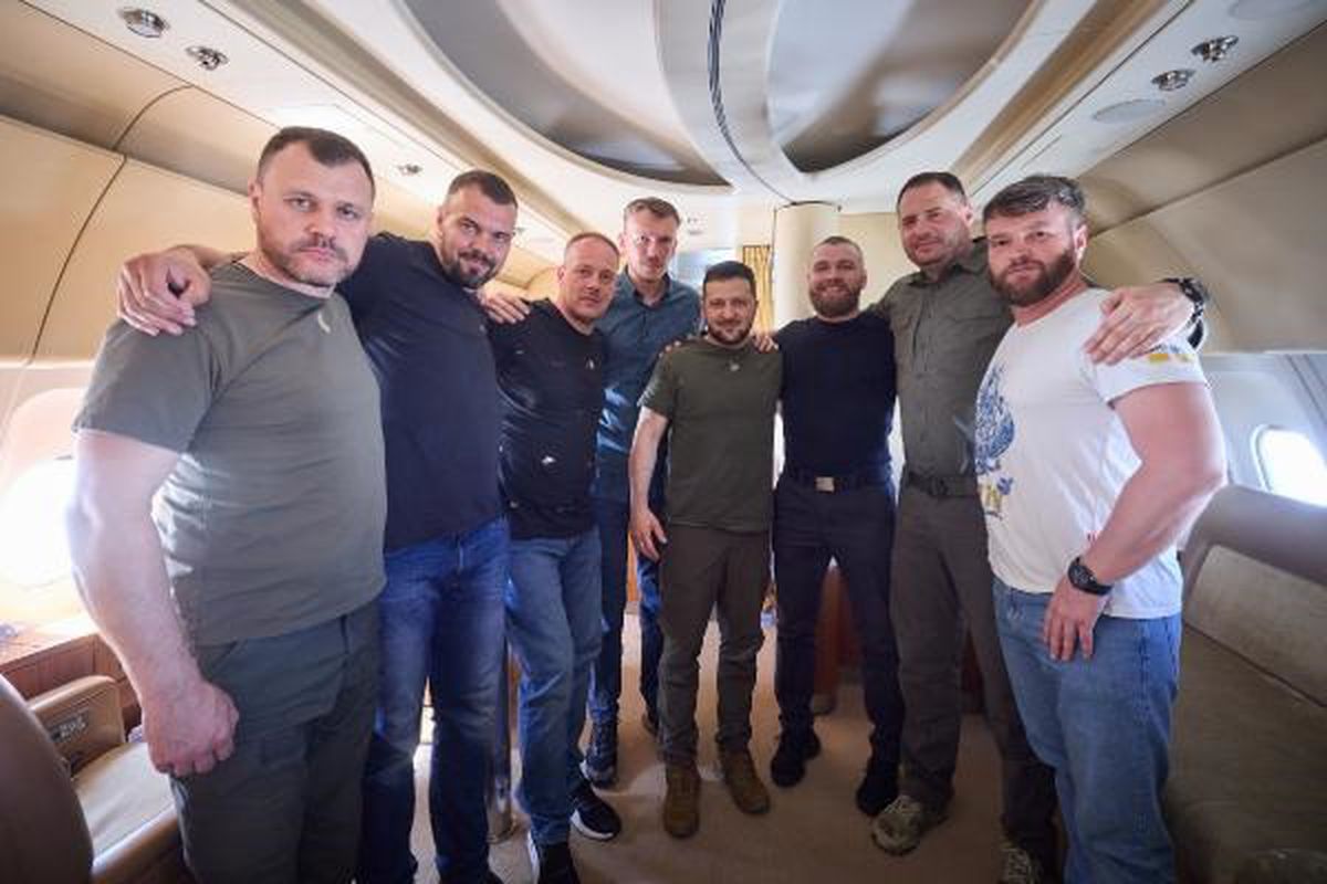 Ukrayna Devlet Başkanı Zelenski, Türkiye\'deki askerleriyle birlikte Ukrayna\'ya döndü