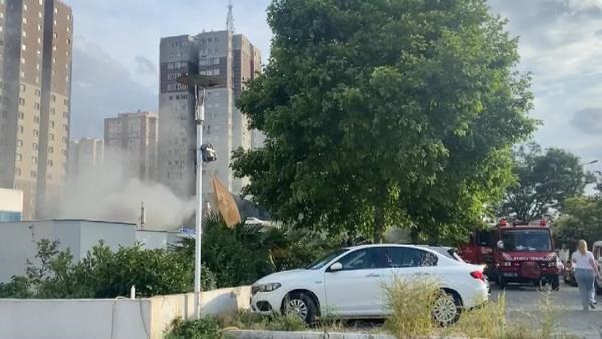 Zeytinburnu\'nda bir elektronik mağazasında yangın çıktı