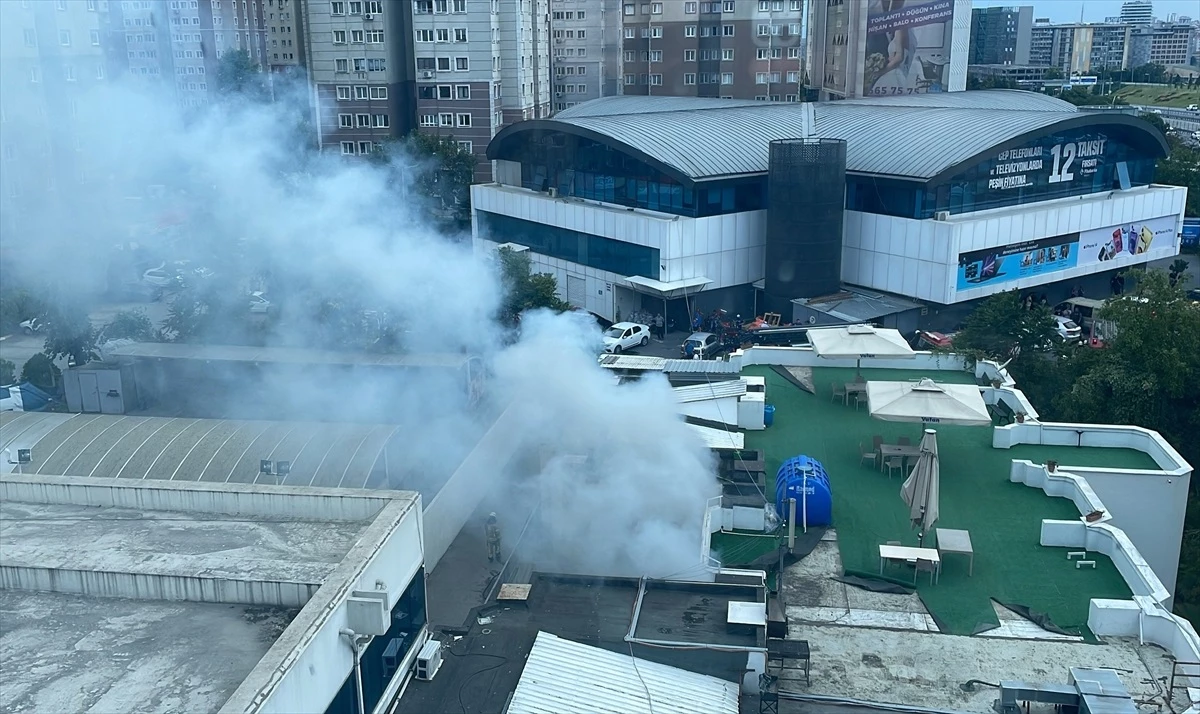 Zeytinburnu\'ndaki teknoloji mağazasının deposunda yangın çıktı