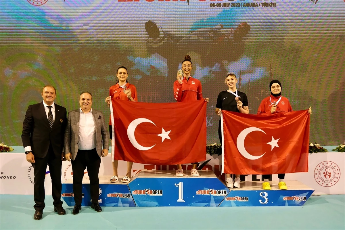 Türk Sporcular 10. Uluslararası Türkiye Açık Tekvando Turnuvası\'nda 144 Madalya Kazandı