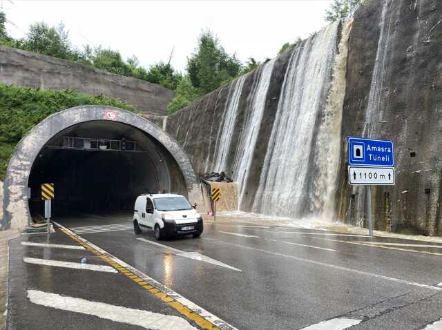 1000'e yakın heyelan meydana geldi, 1 can kaybı var! 30 il için sarı ve turuncu kodlu uyarı 1000'e yakın heyelan meydana geldi, 1 can kaybı var! 30 il için sarı ve turuncu kodlu uyarı