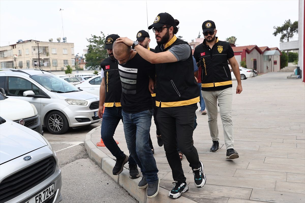 Adana\'da Baba ile Oğlunu Darbedip Paralarını Gasbeden 2 Zanlı Tutuklandı