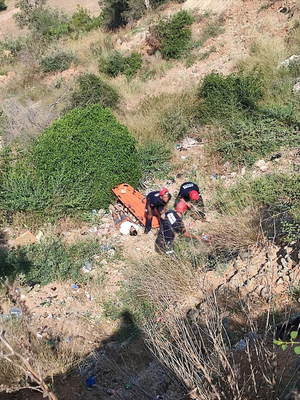 Adana\'da Yamaçtan Düşen Kişi İtfaiye Ekiplerince Kurtarıldı