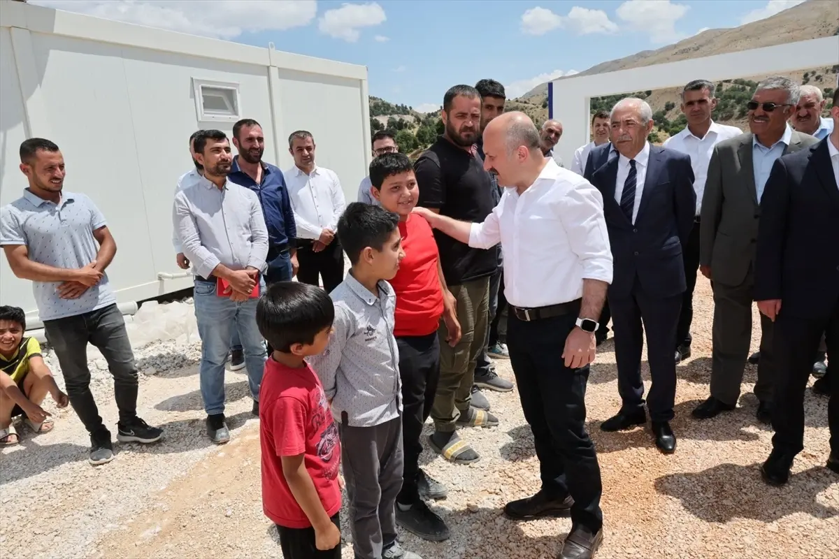 Adıyaman Valisi Osman Varol, Çelikhan ilçesinde depremzedeleri ziyaret etti