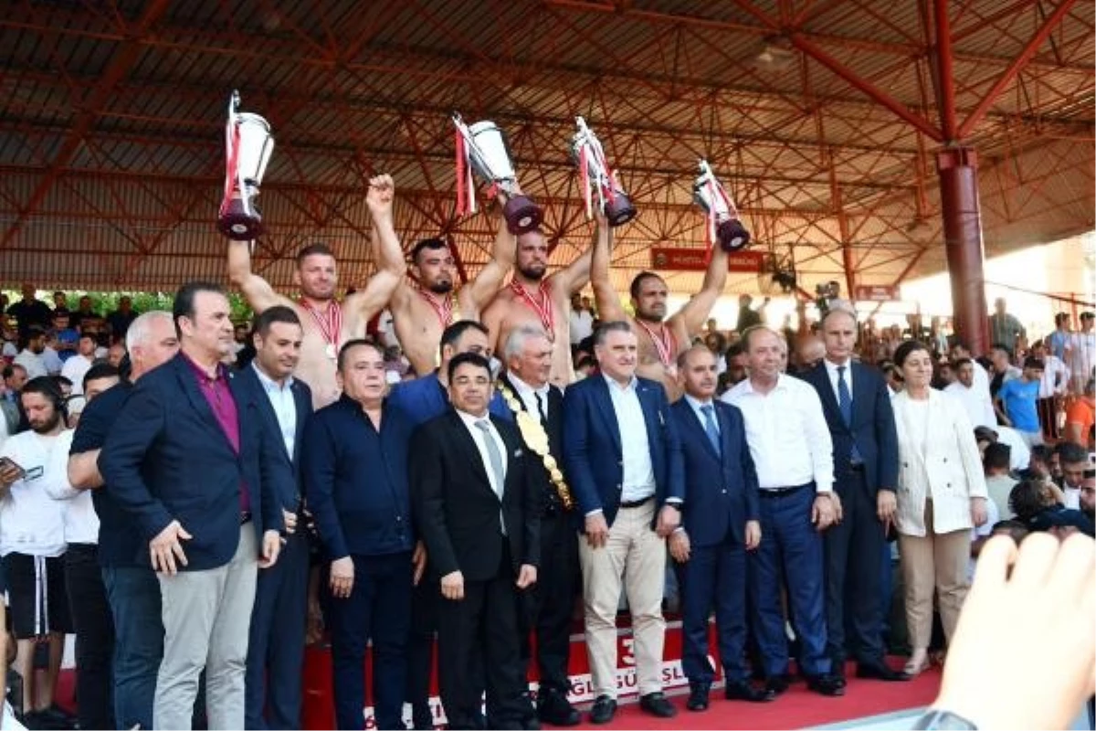 Gençlik ve Spor Bakanı Osman Aşkın Bak, Kırkpınar Yağlı Güreşleri\'nde şampiyon olan Yusuf Can Zeybek\'i tebrik etti