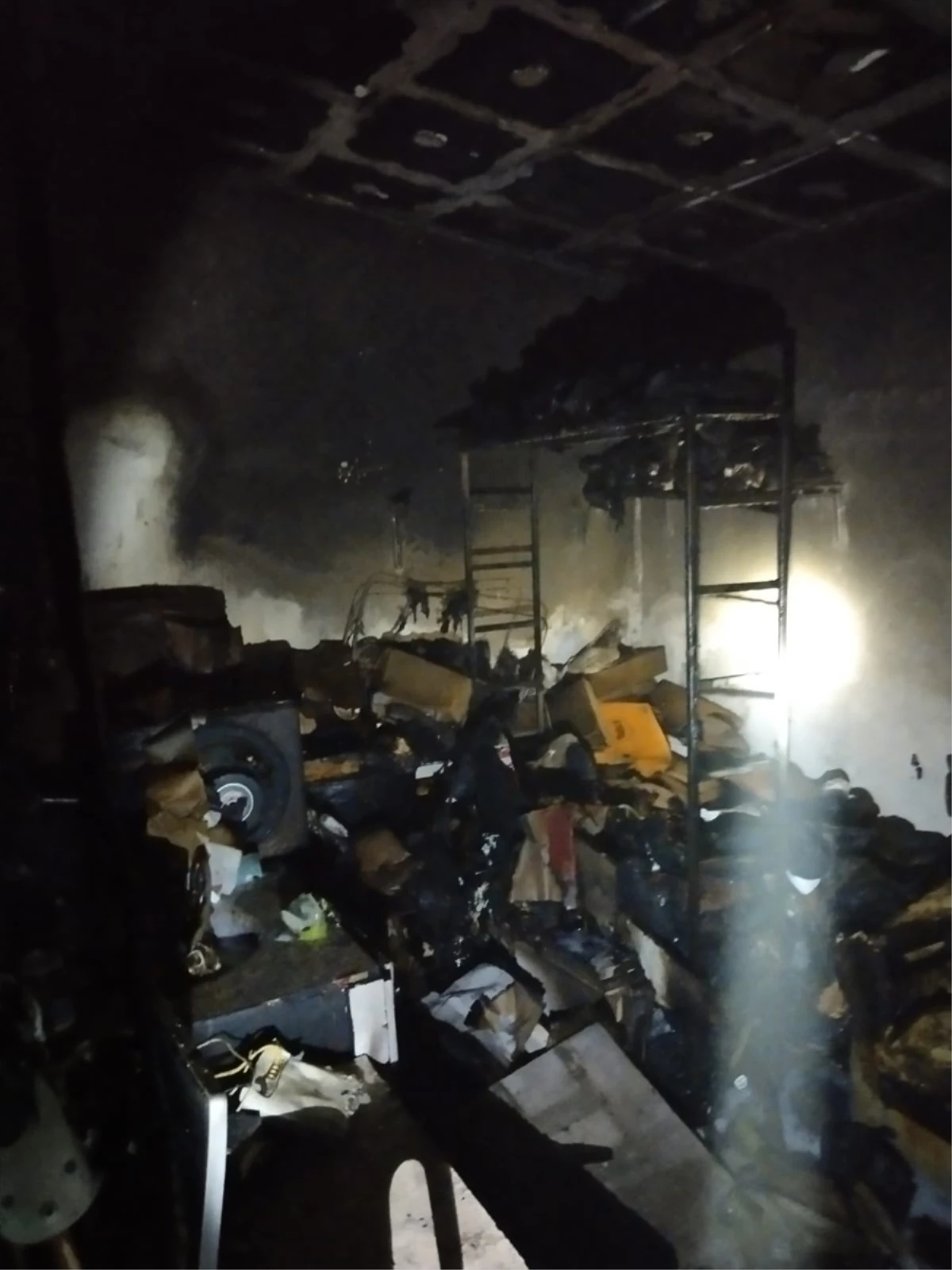 Balıkesir Gönen\'deki Ayakkabı Dükkanında Yangın Çıktı