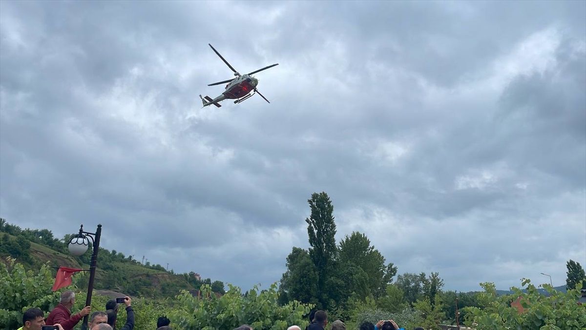 Bartın\'da sel felaketi: İşçiler helikopterle kurtarılıyor