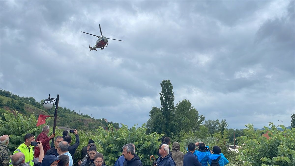 Bartın\'da Sel Sonrası Sanayi Sitesindeki İşçiler Helikopterle Kurtarıldı