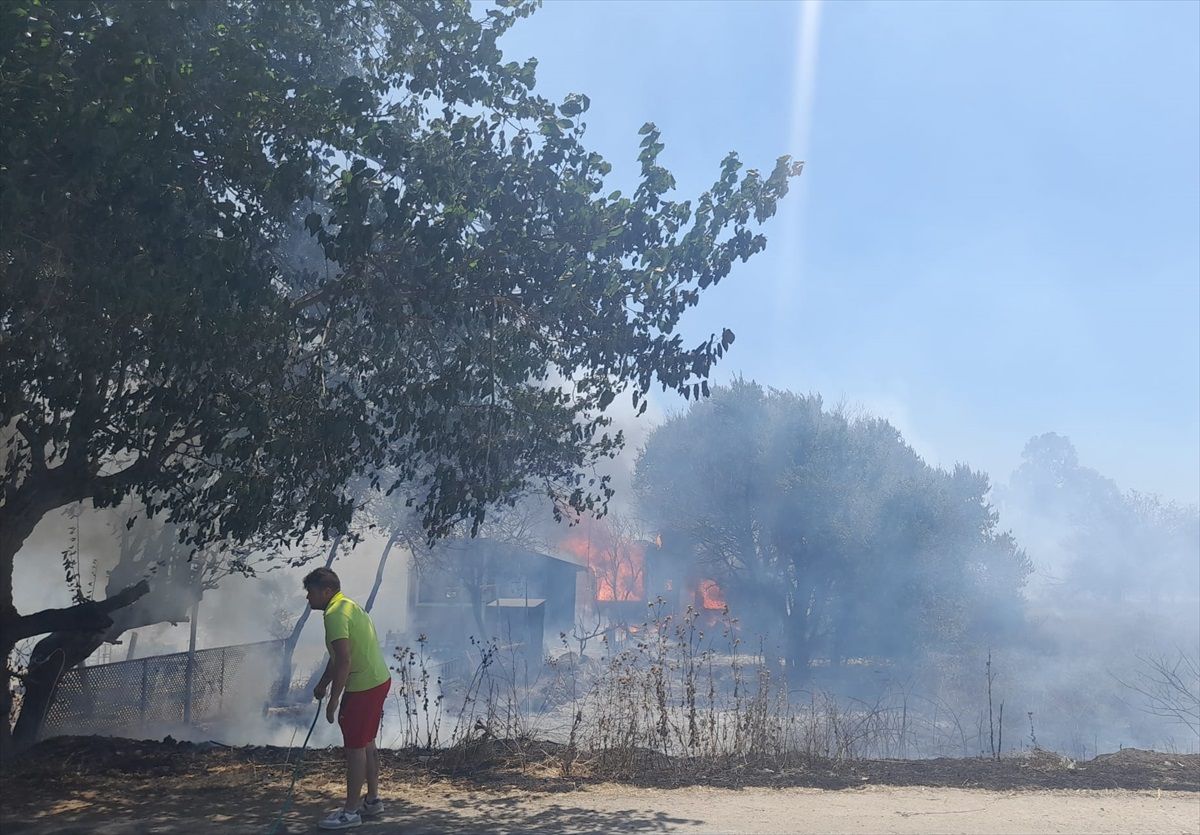 Bodrum\'da çıkan yangında taşınabilir evler zarar gördü
