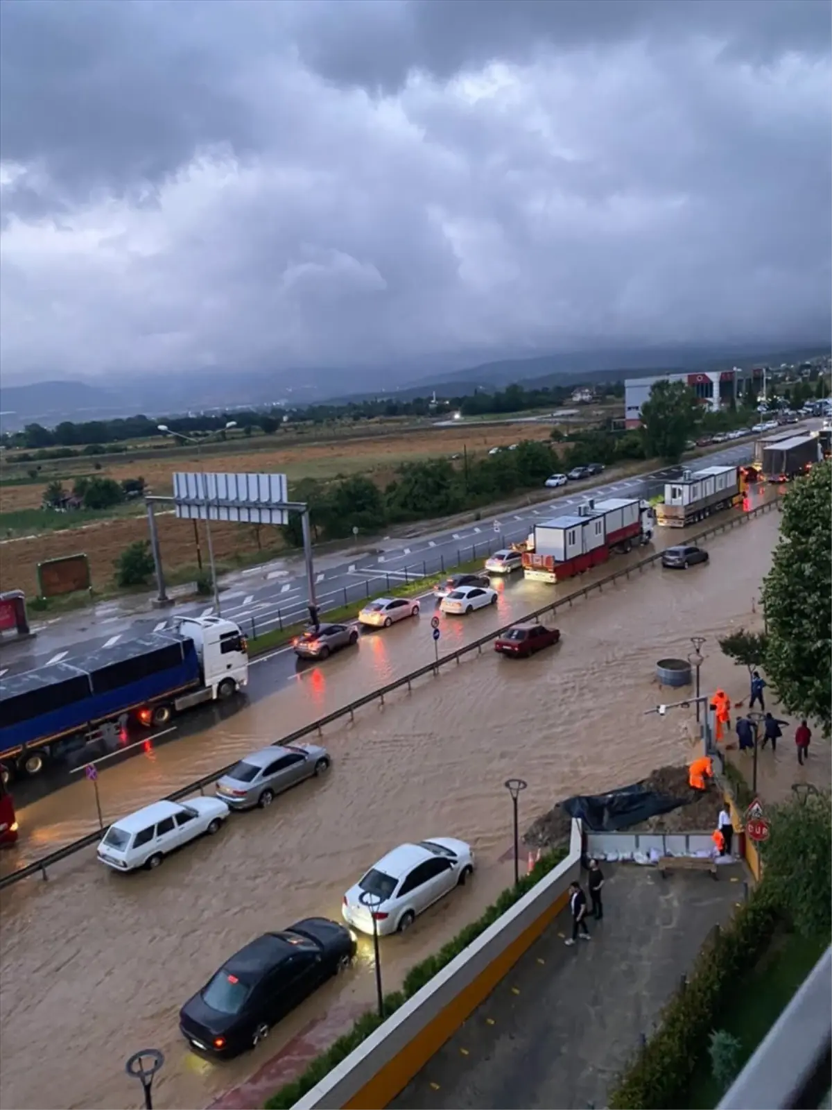 Bolu\'da Sağanak Yağış Sonrası Toprak Kayması ve Su Taşkınları