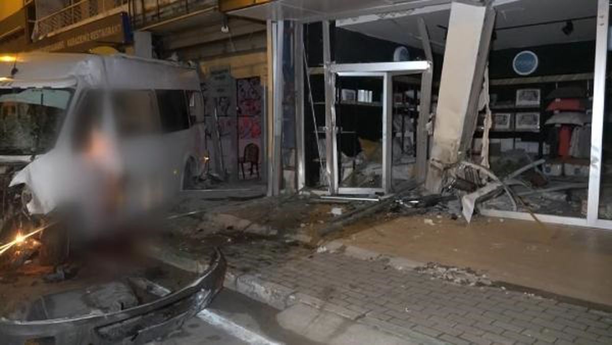 Bursa\'da servis minibüsü kaza yaptı: 1 ölü, 4 yaralı
