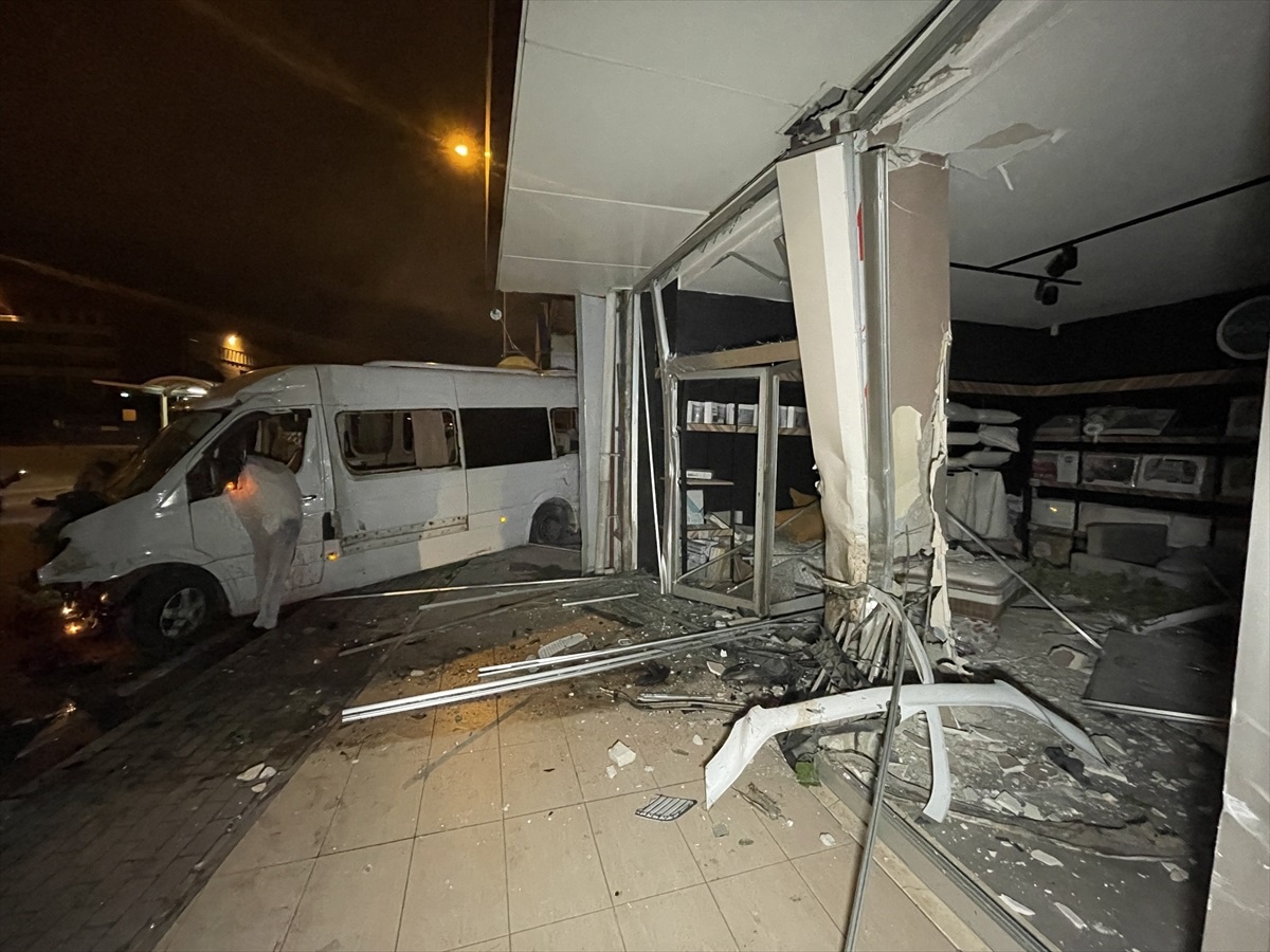 Bursa\'da servis aracının mağazaya girdiği kazada 1 ölü, 4 yaralı