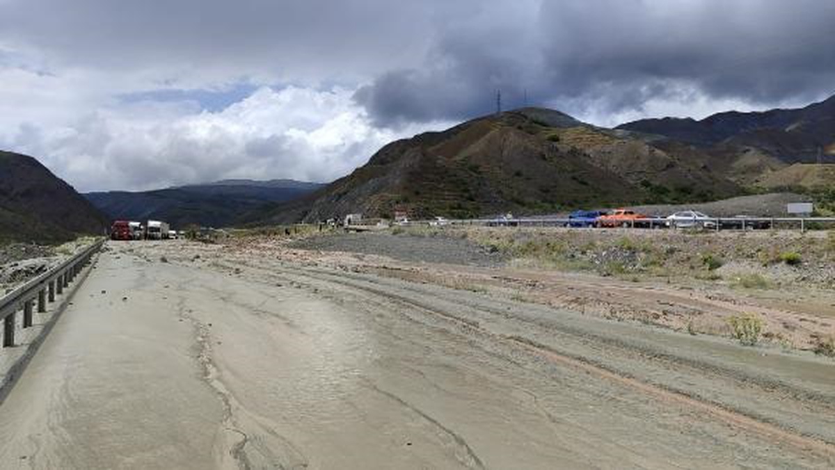 Erzincan-Sivas kara yolu sel nedeniyle ulaşıma kapandı