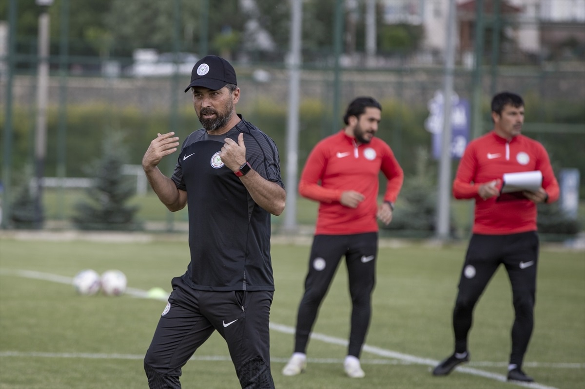 Çaykur Rizespor Teknik Direktörü İlhan Palut: Mücadeleci bir takım oluşturmaya çalışıyoruz