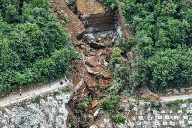 Çin'in Hubei Eyaletindeki Heyelandan 5 Kişi Kurtarıldı, 9 Kişi Hala Kayıp