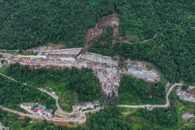 Çin'in Hubei Eyaletindeki Heyelandan 5 Kişi Kurtarıldı, 9 Kişi Hala Kayıp