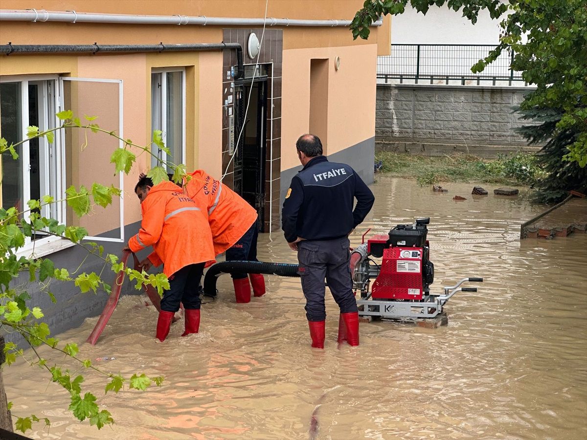 Çorum\'da Sağanak Nedeniyle 39 Ev ve İş Yerine Su Baskını