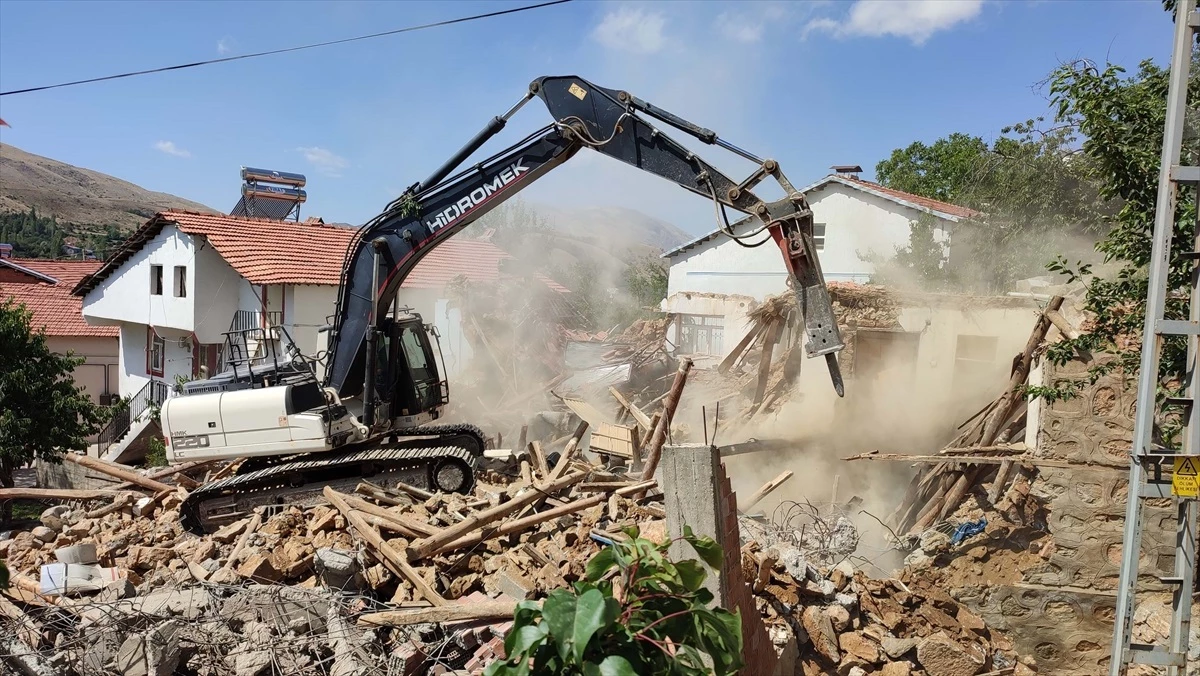 Çelikhan\'da ağır hasarlı binaların yıkımına başlandı