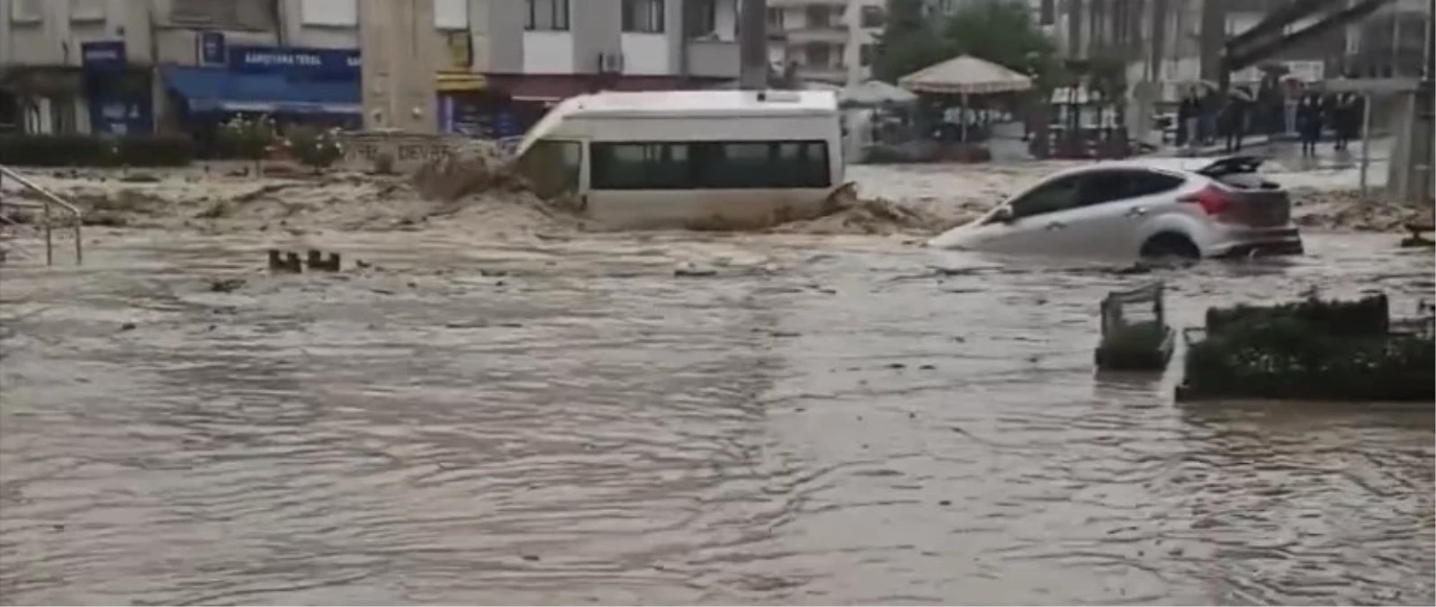 Devrek\'te Sağanak Yağış Nedeniyle Araçlar Sular Altında Kaldı