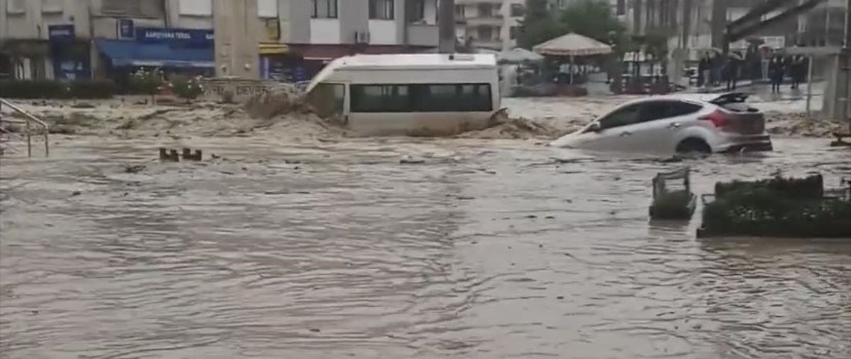 Devrek\'te Sağanak Yağış Nedeniyle Araçlar Sular Altında Kaldı