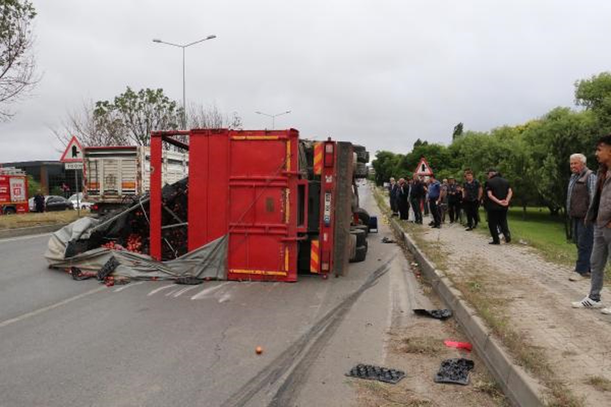 Eskişehir\'de TIR Devrildi, Sürücü Yaralandı