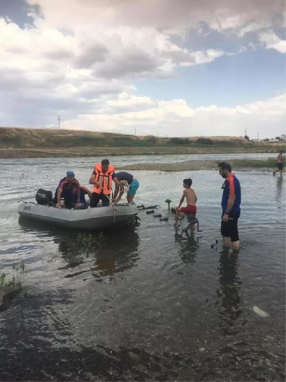 Dicle Nehri'nde mahsur kalan 16 kişi AFAD tarafından kurtarıldı