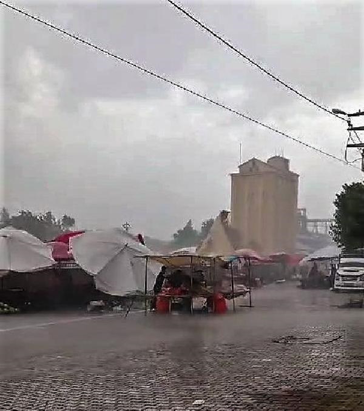 Bismil\'de Yağmur ve Rüzgar Etkisiyle Şemsiyeler Uçtu