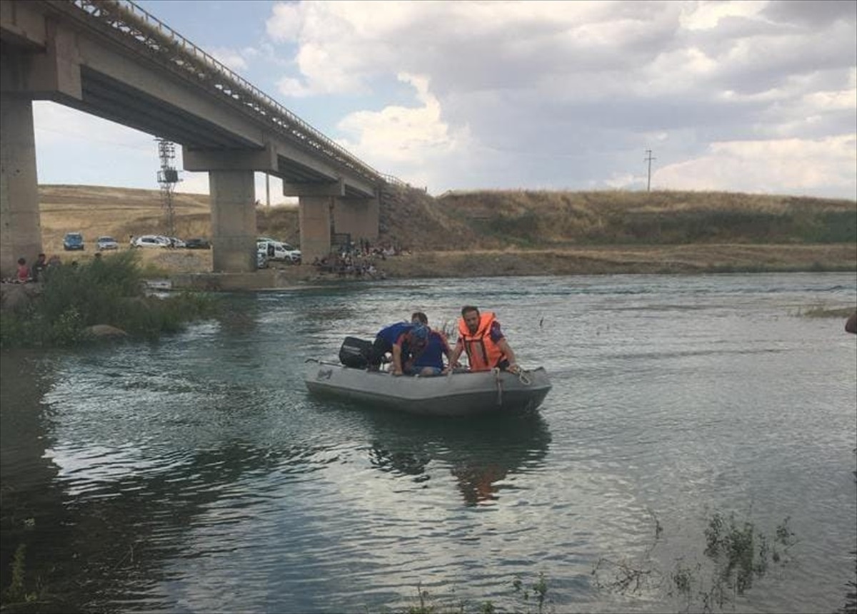Dicle Nehri\'nde mahsur kalan 16 kişi kurtarıldı