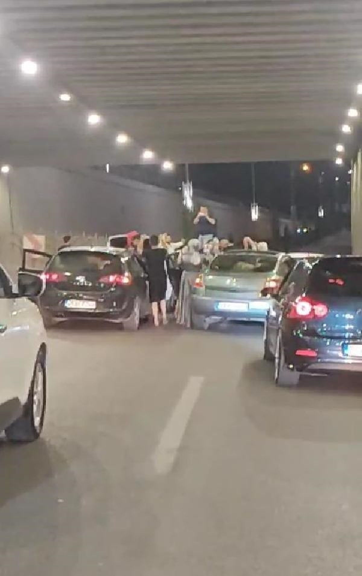 Elazığ\'da düğün konvoyu trafiği kapattı, halay çekti