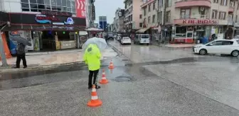 Düzce'de Sağanak Yağış Nedeniyle Yollar Trafiğe Kapandı