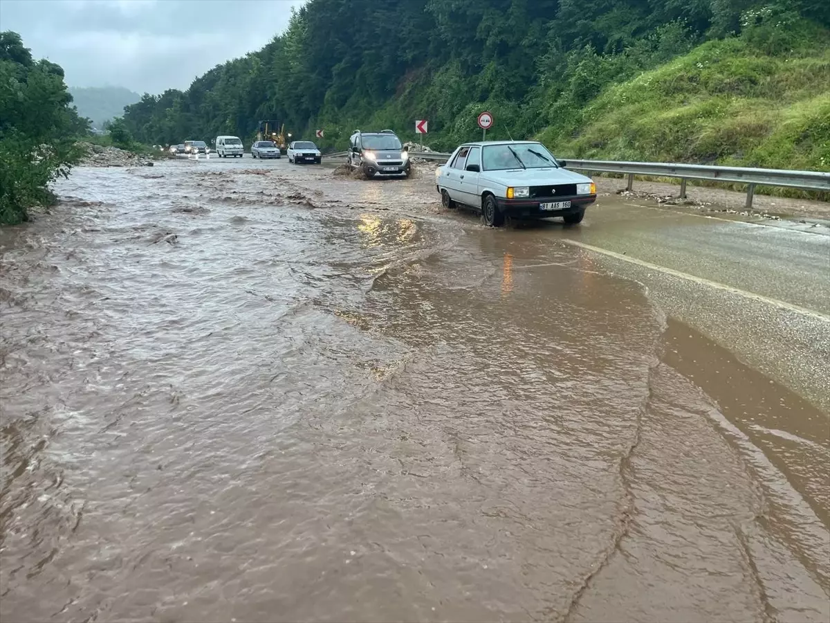 Düzce\'de Sağanak Nedeniyle Ulaşım Aksıyor