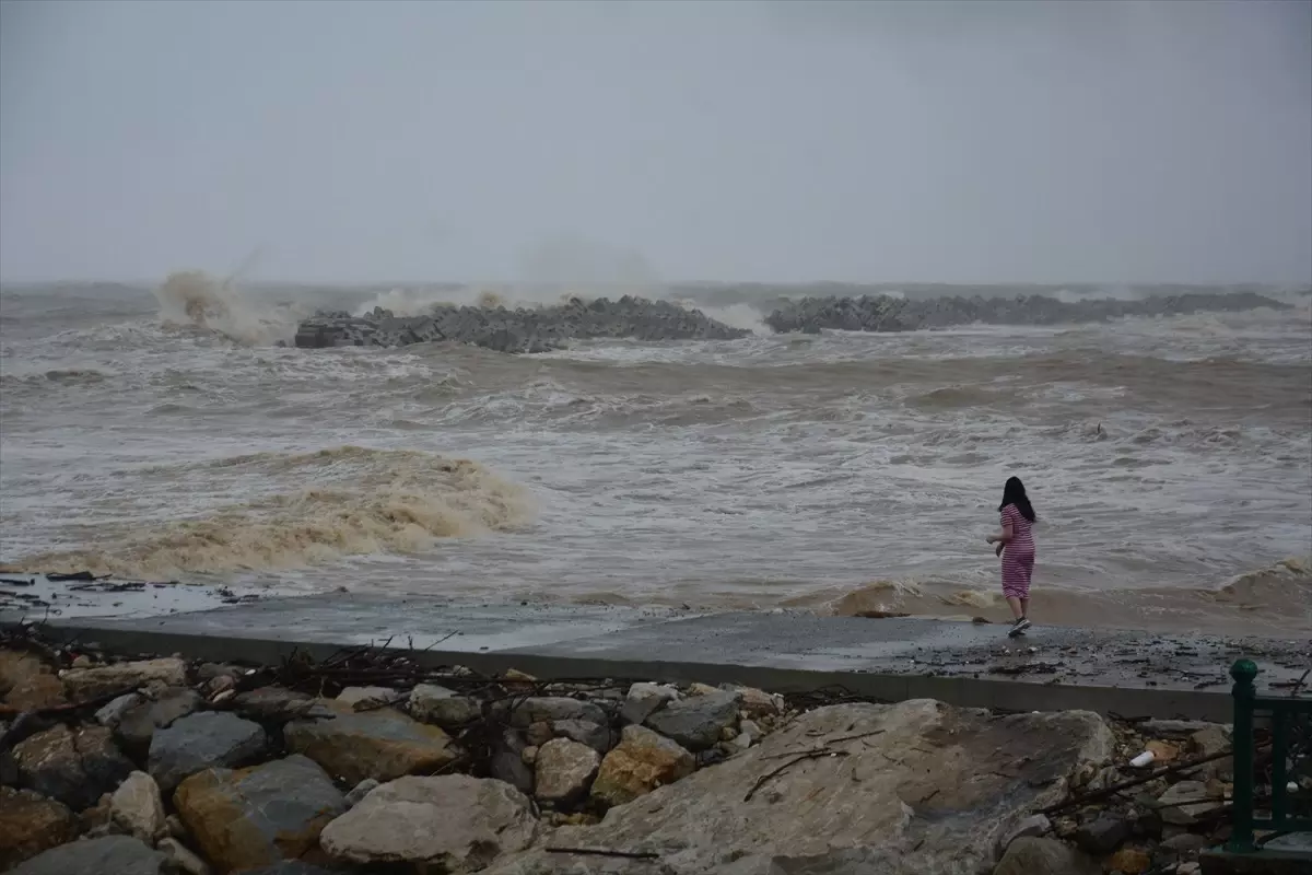 Düzce ve Sakarya'da Sağanak ve Rüzgar Hayatı Olumsuz Etkiliyor