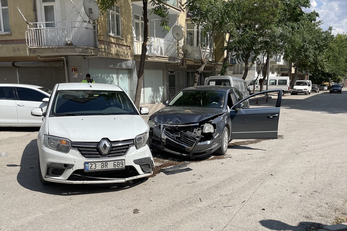 Elazığ\'da Otomobil Kazası: 3 Kişi Yaralandı