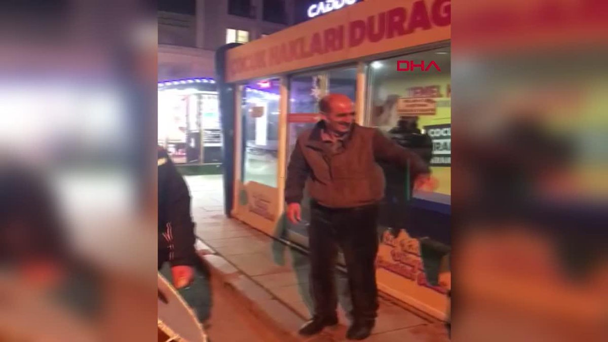Erzincan\'da düğünden dönen aileleri taşıyan minibüs şarampole devrildi: 4 ölü, 10 yaralı