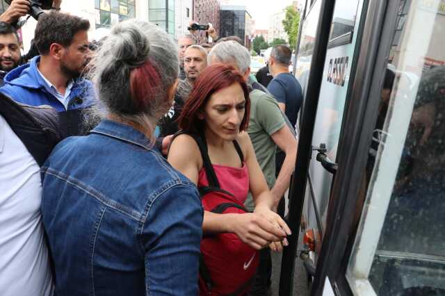 Eskişehir'de LGBTİ Üyelerine Destek İçin Yapılan İzinsiz Yürüyüşte 18 Kişi Gözaltına Alındı Eskişehir'de LGBTİ Üyelerine Destek İçin Yapılan İzinsiz Yürüyüşte 18 Kişi Gözaltına Alındı