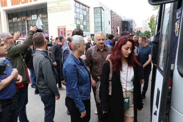 Eskişehir'de LGBTİ Üyelerine Destek İçin Yapılan İzinsiz Yürüyüşte 18 Kişi Gözaltına Alındı Eskişehir'de LGBTİ Üyelerine Destek İçin Yapılan İzinsiz Yürüyüşte 18 Kişi Gözaltına Alındı