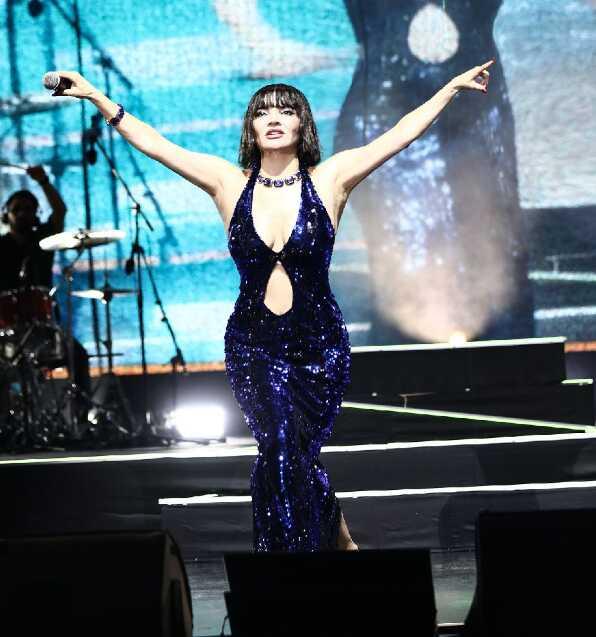 Göksel'in konserinde talihsiz kaza! Havai fişek, ön sırada oturan 2 kişiyi yaraladı Göksel'in konserinde talihsiz kaza! Havai fişek, ön sırada oturan 2 kişiyi yaraladı