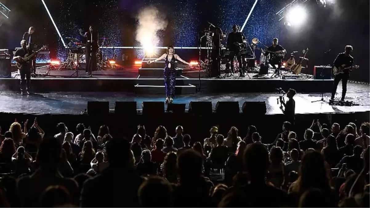 Göksel Konserinde Havai Fişek Kazası: İki Hayran Yaralandı