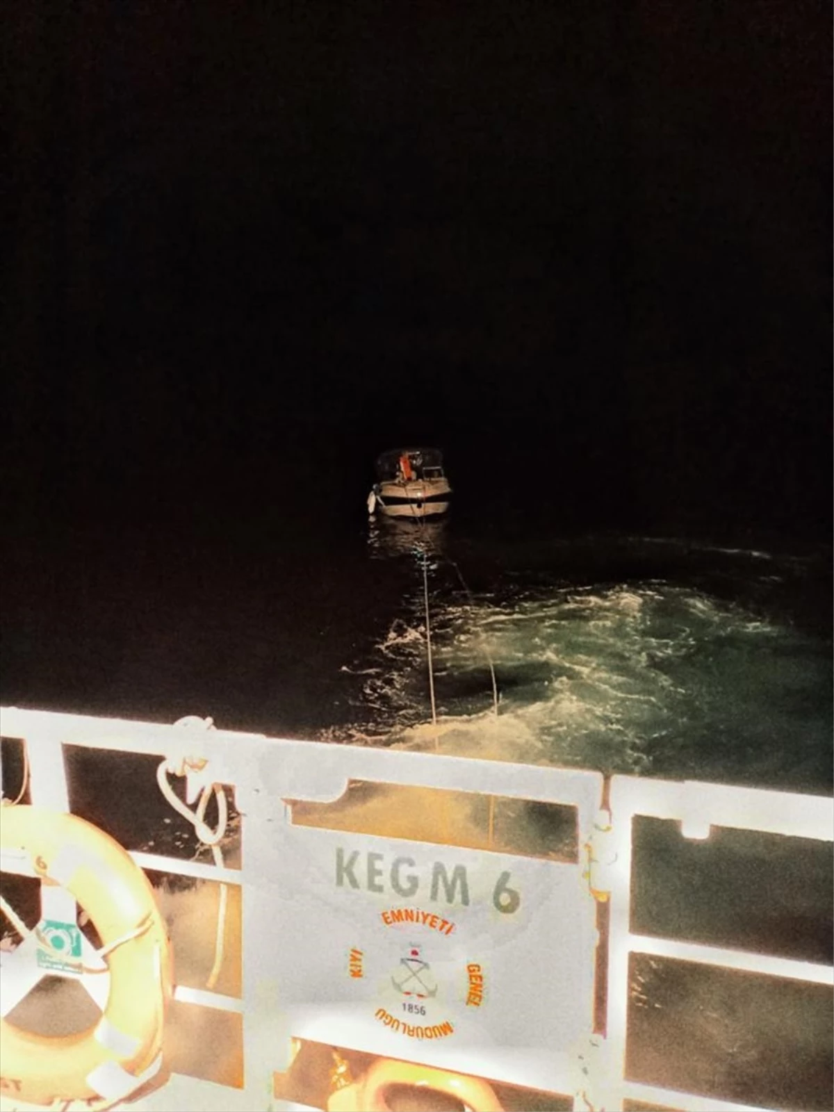 Gürpınar önlerinde makine arızası nedeniyle sürüklenen tekne kurtarıldı