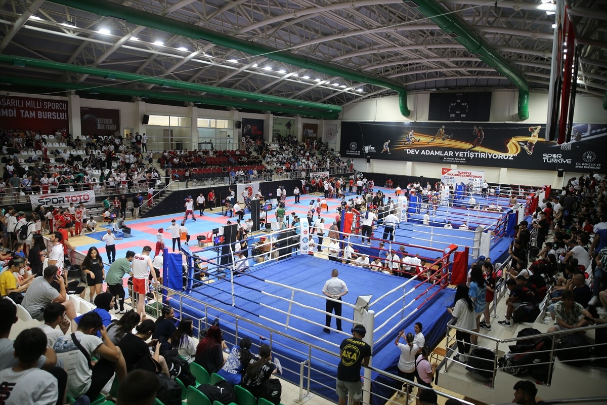 Hemşirelik Yapan Duygu Turan, Türkiye Kick Boks Şampiyonası\'nda Birinci Oldu