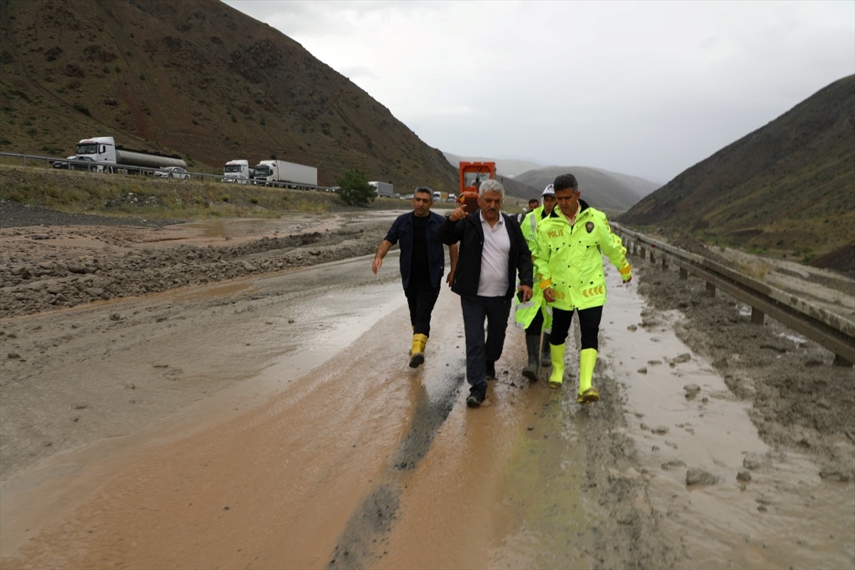 Erzincan-Sivas kara yolu heyelan nedeniyle kapanmıştı, kontrollü şekilde açıldı