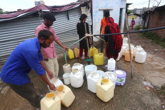 Hindistan'ın Bhopal Kenti Sakinleri Bunaltıcı Sıcaklardan Korunmaya Çalışıyor