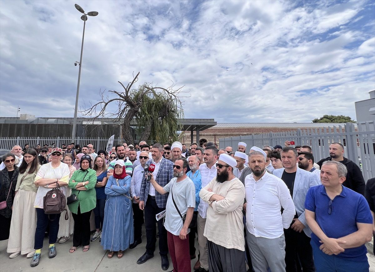İBB Sergisi Protesto Edildi