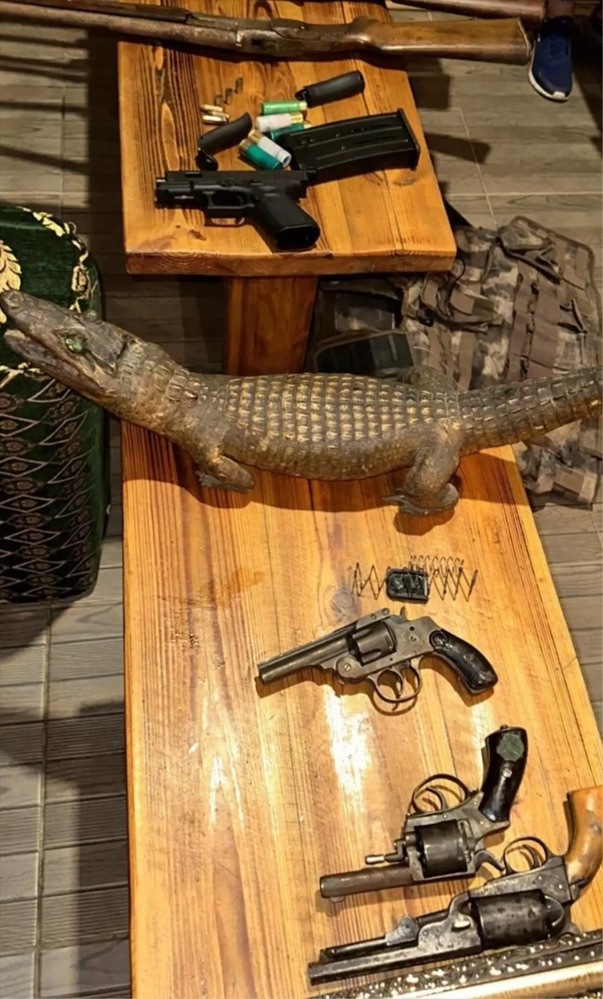 İstanbul\'da Antika Silah Ticareti Yapan 2 Şüpheli Yakalandı